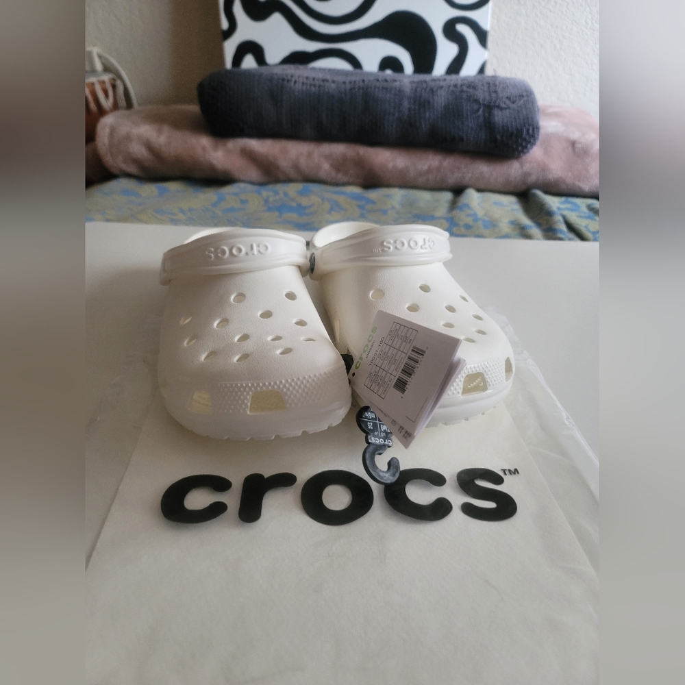 Crocs Roomy Fit, white, size 9.0 women's, size 7.0 men's, new with tags and bag